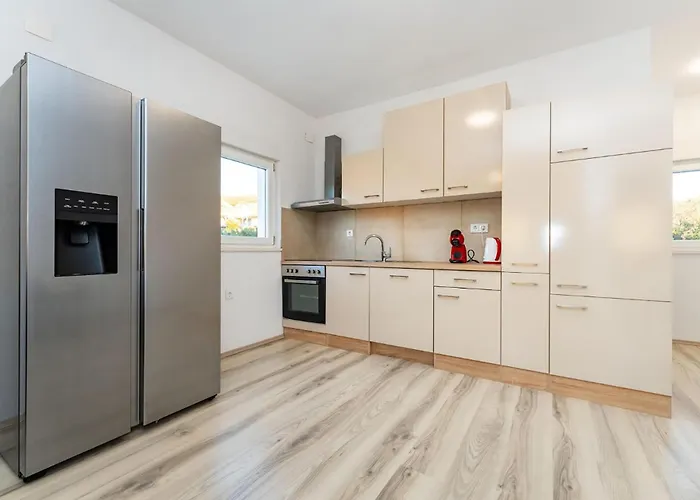 Stunning In Appartement Gornji Karin
